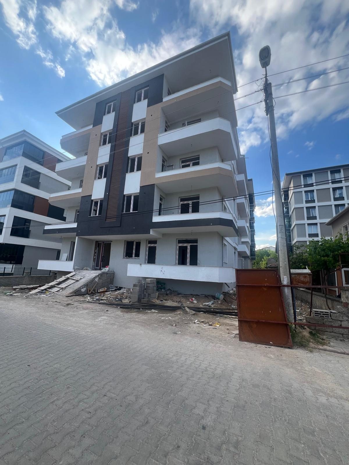 TEKİNOĞLU EMLAKTAN SATILIK NASUHDEDE MAHALLESİNDE 3+1 ARA KAT DAİRE