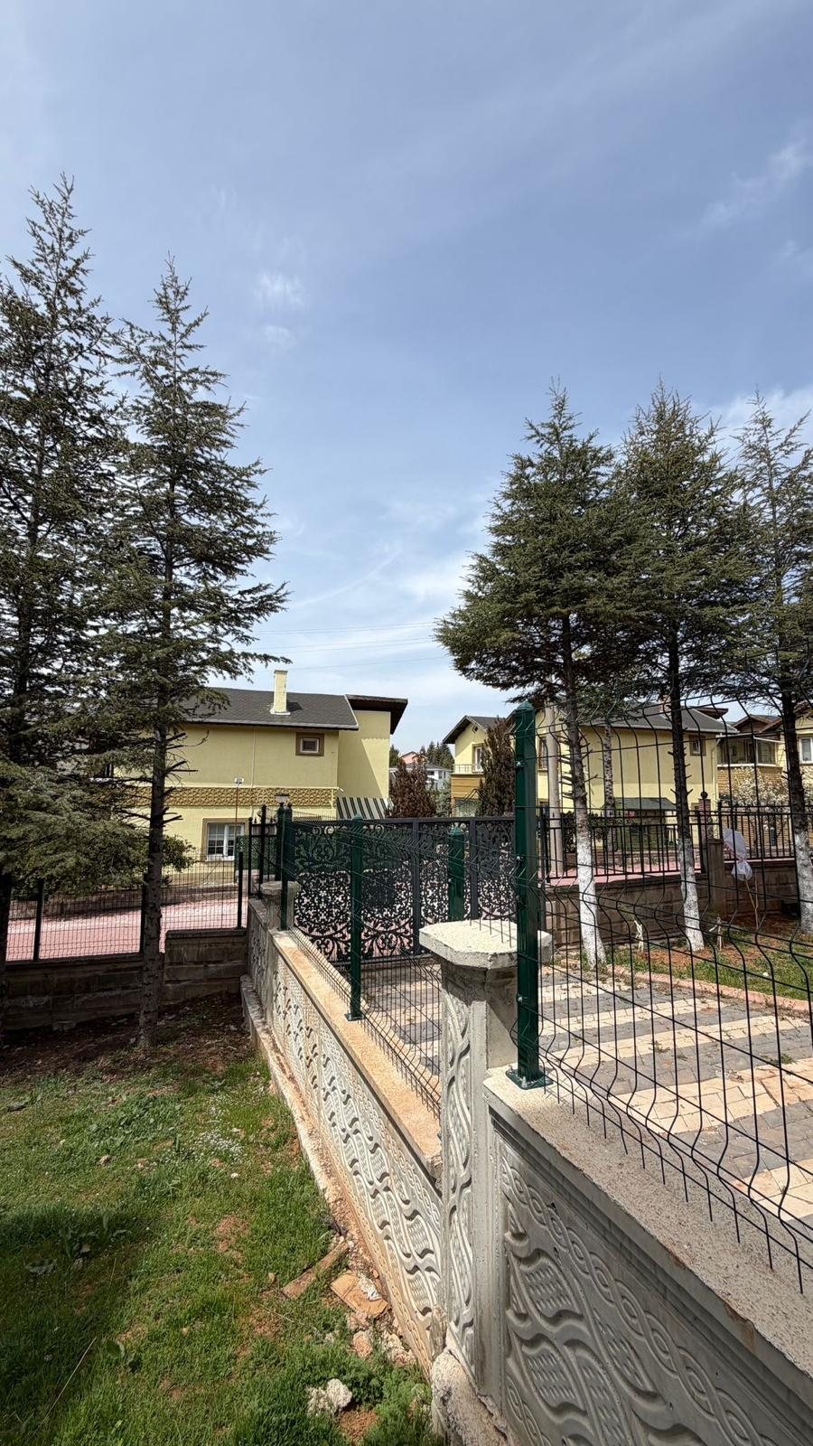 TEKİNOĞLU EMLAKTAN KİRALIK DOKTORLAR SİTESİNDE 4+1