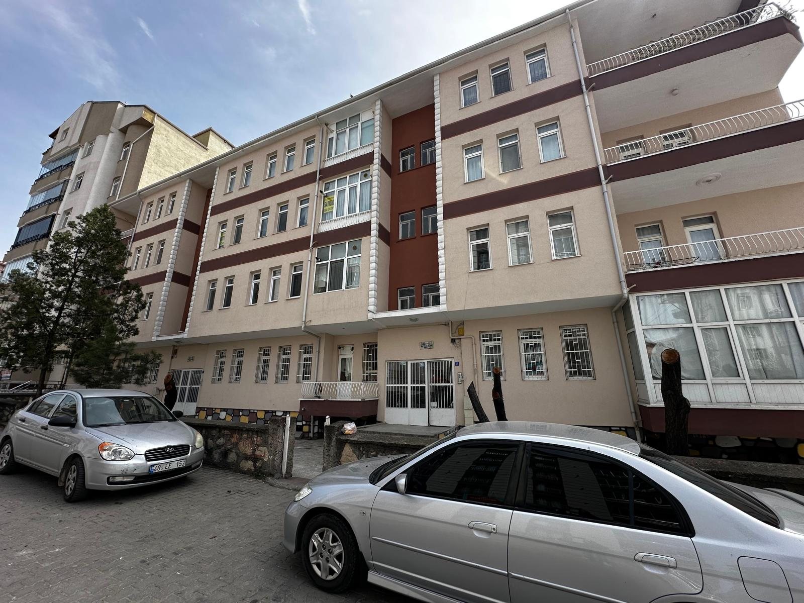 TEKİNOĞLU EMLAKTAN SATILIK ÇARŞI MERKEZDE 3+1 ARA KAT DAİRE