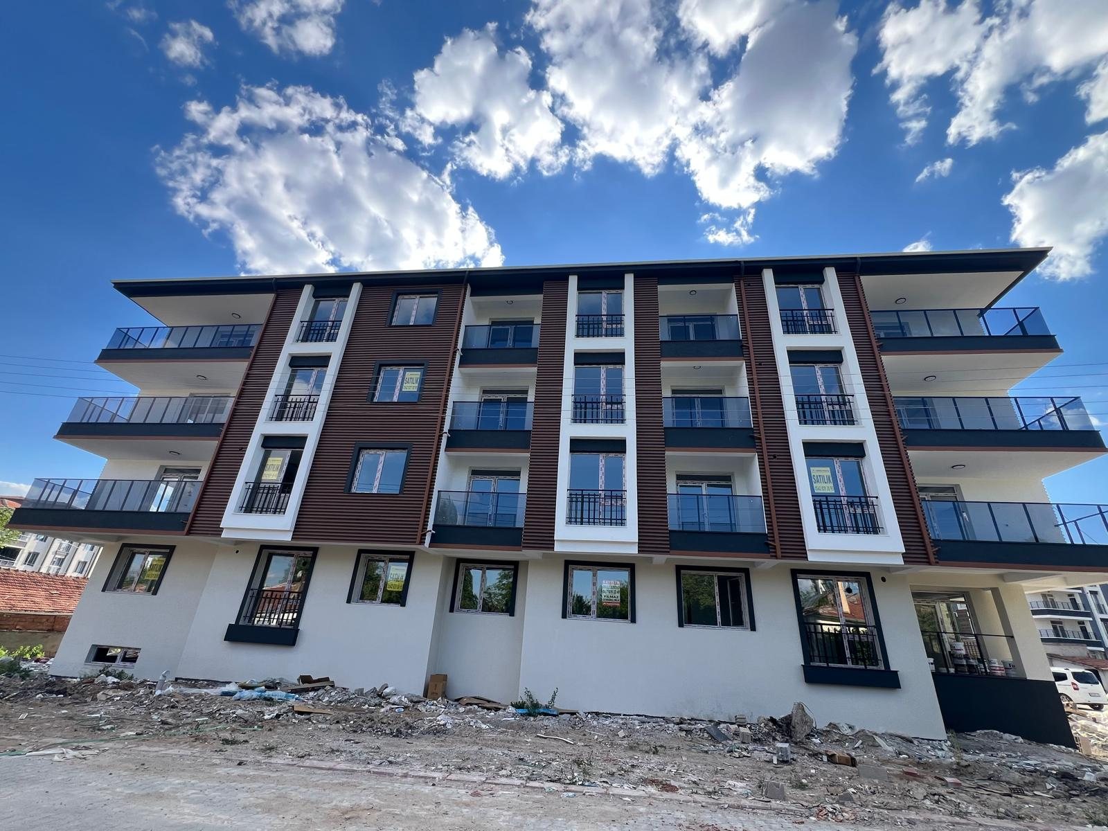 TEKİNOĞLU EMLAKTAN SATILIK 3+1 YÜKSEK ZEMİN DAİRE